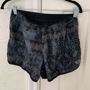 The North Face Patterned Athletic Shorts - M